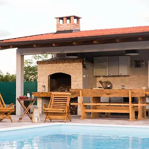 Villa Nava, Benkovac
